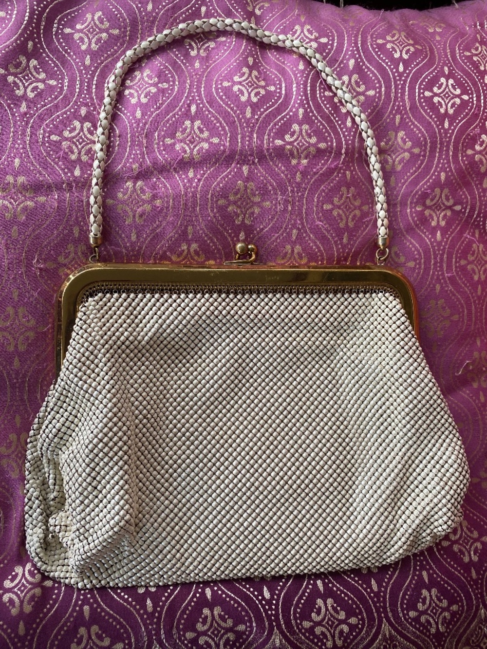 Whiting & Davis off white mesh purse 40s-50s, gold frame, mesh handle